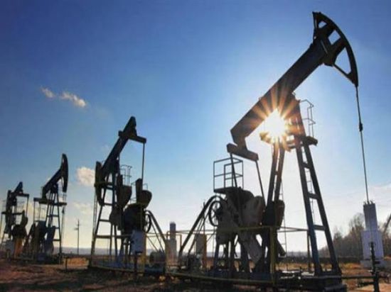  النفط يرتفع بفضل انخفاض مخزونات النفط الأمريكية