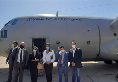 طائرة مساعدات يونانية تصل إلى القاعدة الجوية في مطار لبنان