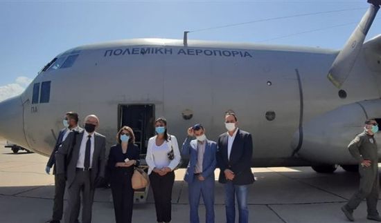 طائرة مساعدات يونانية تصل إلى القاعدة الجوية في مطار لبنان