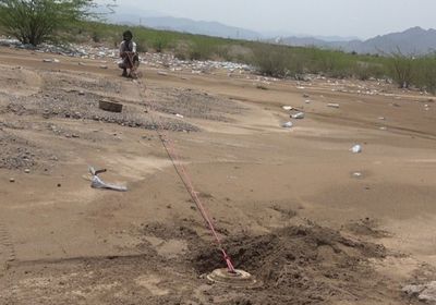 تفكيك ألغام حوثية جرفتها السيول بحيس