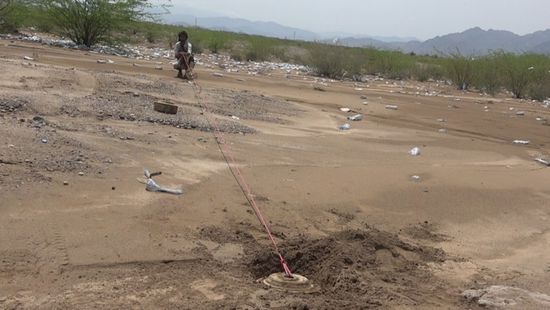 تفكيك ألغام حوثية جرفتها السيول بحيس