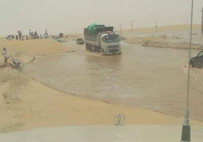 السيول تقطع الخط الدولي بين مأرب والعبر