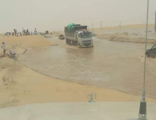 السيول تقطع الخط الدولي بين مأرب والعبر