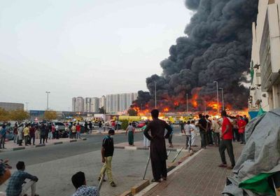 حريق هائل يندلع في سوق إمارة عجمان الشعبي بالإمارات (صور)