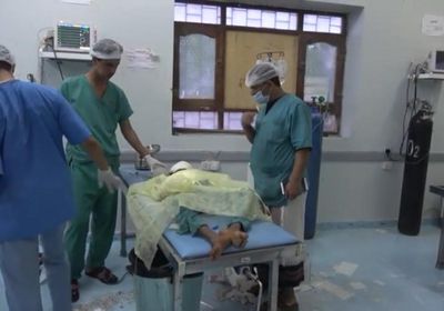 مقذوف حوثي يبتر يد طفلة في التحيتا ويمزق وجهها