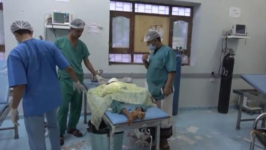 مقذوف حوثي يبتر يد طفلة في التحيتا ويمزق وجهها