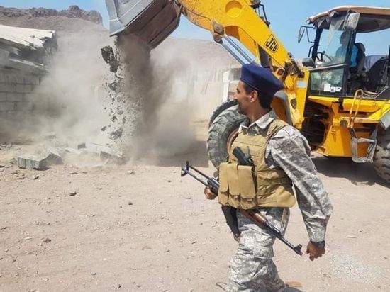 إزالة إنشاءات عشوائية ومخالفة بشاطئ الغدير