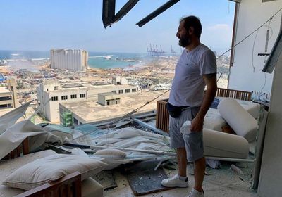 عادل كرم وسط حطام منزله في بيروت :الله يرحم الشهداء ويشفي الجرحى
