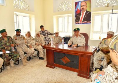 الرئيس الزُبيدي يوجه مدير مكتبه بتفقد وحدات عسكرية &rlm;