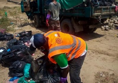 الدولية للهجرة تجمع النفايات من مواقع النازحين بلحج