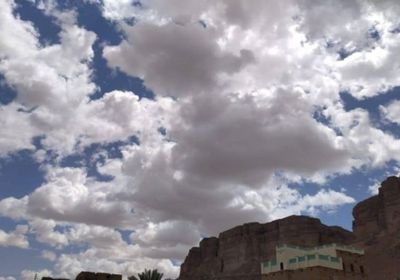 بحر العرب يقذف سحبًا كثيفة باتجاه 3 محافظات