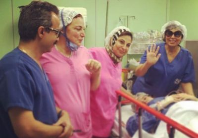 بعد الإعلان عن قدوم حفيدها.. فيفي عبده بصحبة ابنتها من داخل غرفة العمليات