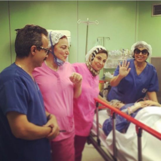 بعد الإعلان عن قدوم حفيدها.. فيفي عبده بصحبة ابنتها من داخل غرفة العمليات