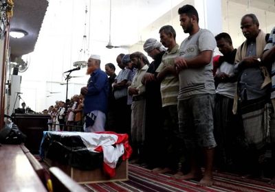 تقدمها قيادات الانتقالي.. جنازة مهيبة للراحل الدالي بعدن (صور)