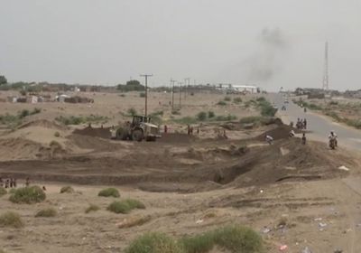 بدعم إماراتي.. جرافات لإزالة آثار السيول من طرق الحديدة (فيديو)