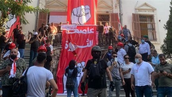 بعد سيطرتهم عليها.. متظاهرون لبنانيون يعلنون وزارة الخارجية مقرًا للثورة
