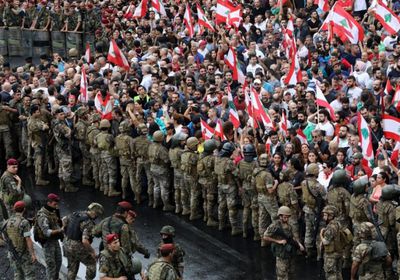 الجيش اللبناني يطالب المتظاهرين بضبط النفس