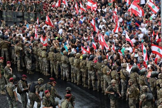 الجيش اللبناني يطالب المتظاهرين بضبط النفس