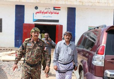 مدير حديبو وأركان الحزام الأمني السقطري يبحثان صرف الرواتب