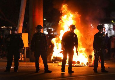 متظاهرون يحرقون مبنى جمعية المصارف اللبنانية في بيروت