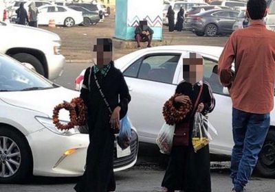 جدل في السعودية.. شابات يبعن الورد ويربكن حركة المرور