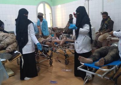 بالأسماء.. 11 مصابًا بحادث انقلاب حافلة في لحج (صور)