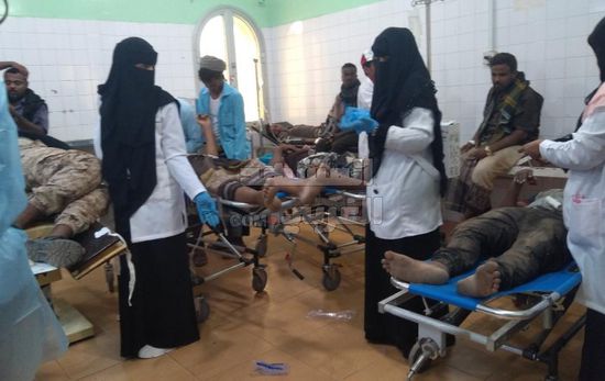 بالأسماء.. 11 مصابًا بحادث انقلاب حافلة في لحج (صور)