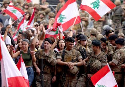 الجيش اللبناني ينتشر مع نزول المتظاهرين إلى وسط بيروت