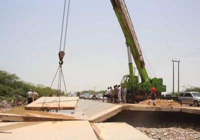 تواصل أعمال صيانة جسر دفيقة في الشحر