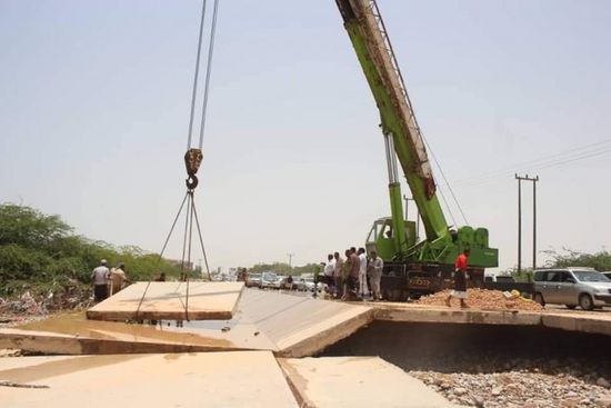 تواصل أعمال صيانة جسر دفيقة في الشحر