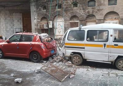 بسبب الرياح الشديدة..تهشم 3 سيارات بعد انهيار جدار منزل بكريتر (صور)