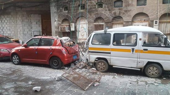 بسبب الرياح الشديدة..تهشم 3 سيارات بعد انهيار جدار منزل بكريتر (صور)