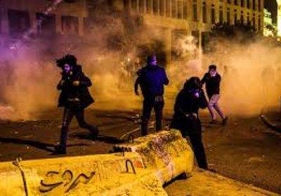  متظاهرون يتسلقون جدار مبنى البرلمان اللبناني