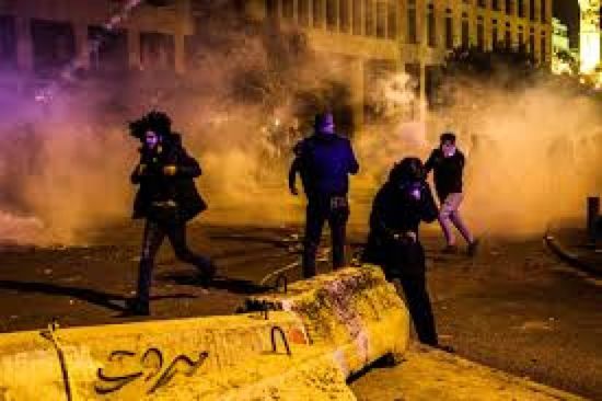  متظاهرون يتسلقون جدار مبنى البرلمان اللبناني