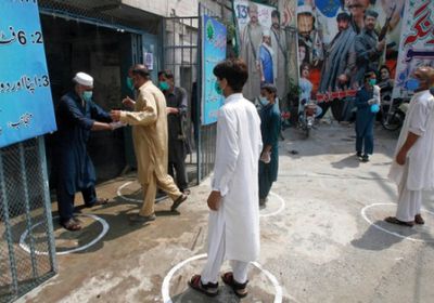 باكستان ترفع القيود الاحترازية بسبب انخفاض إصابات كورونا