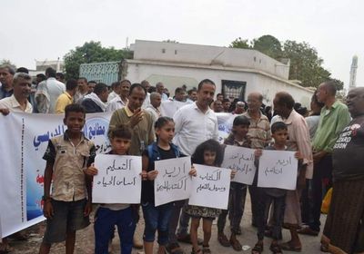 بالصور..عاملو مطابع الكتاب المدرسي يطالبون بمستحقاتهم