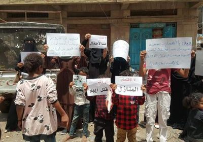بوقفة احتجاجية.. تعز ترفض استضافة "حرب" عصابات الإخوان