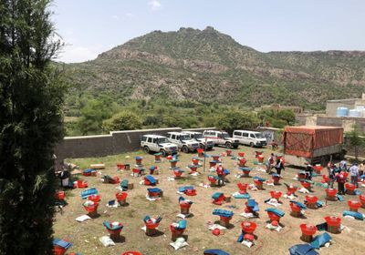 الصليب الأحمر يوزع معونات غذائية وإيوائية في قعطبة