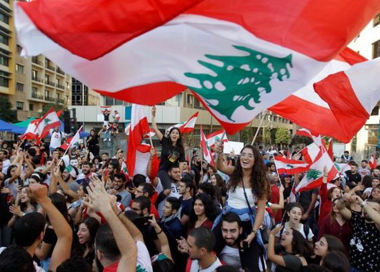 متظاهرون لبنانيون يحتشدون في محيط مجلس النواب