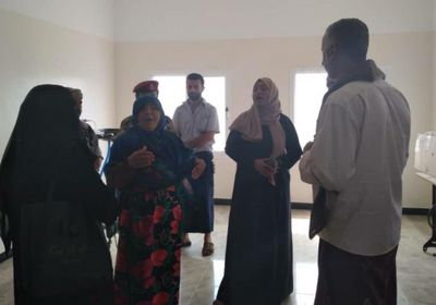 قيادية بـ"الانتقالي" تتفقد المشغل اليدوي في المفلحي