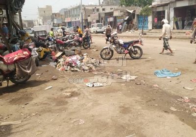 ورش السيارات تُعيق حركة المرور بردفان