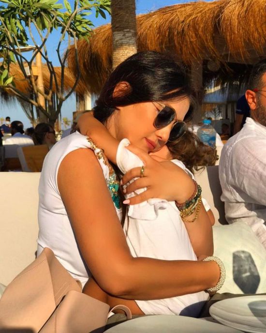 "الله لا يحرمني هالحضن".. كندة علوش بصحبة ابنتها حياة في أحدث ظهور