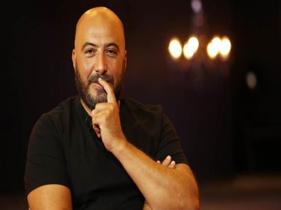 مجدي الهواري يشيد بأداء كريم عفيفي في مسرحية "علاء الدين"