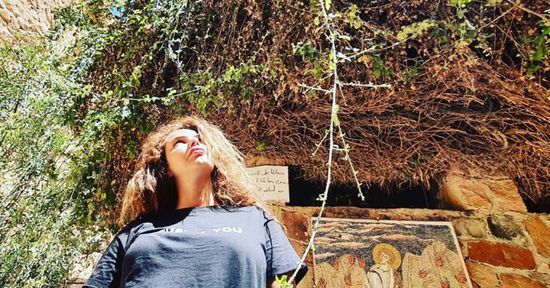 دنيا عبد العزيز تشارك جمهورها بصور رحلتها لسانت كاترين