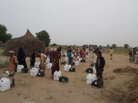 لمواجهة كورونا.. توزيع 950 حقيبة صحية في 6 مخيمات بعدن