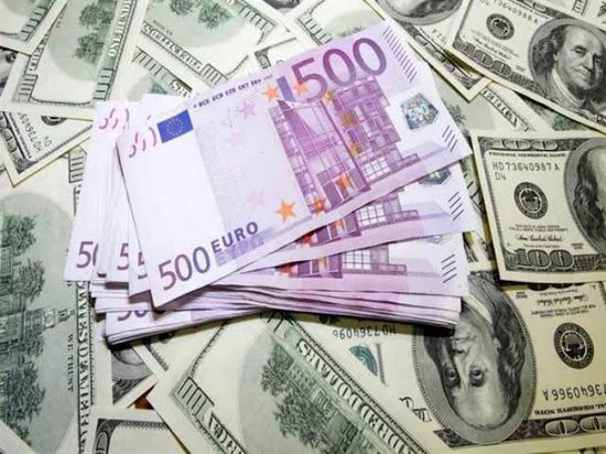  الدولار يتراجع مقابل العملة الأوروبية الموحدة بأكثر من 0.2 %