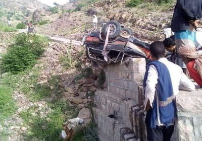 مصرع وإصابة 14 شخصًا في حادث مروري بإب