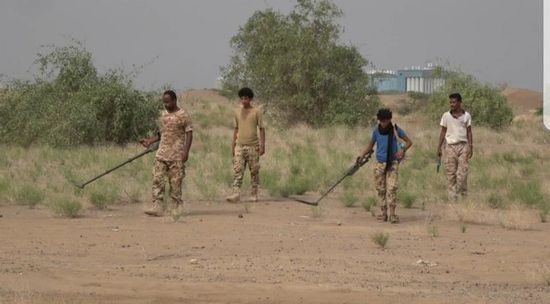 شاهد.. تطهير حقل ألغام حوثي شرق الحديدة