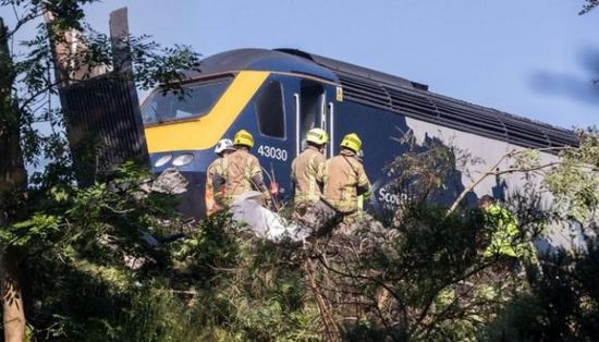 مصرع وإصابة 9 أشخاص في خروج قطار عن مساره ببريطانيا