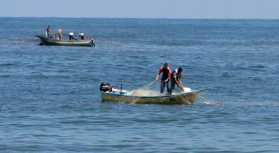 إسرائيل تُقلّص مساحة الصيد في البحر بغزة